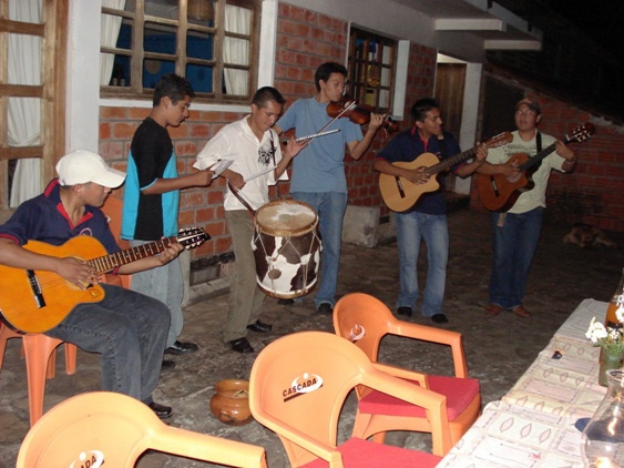 Musiker aus dem Dorf sind oft zu Gast im Hotel  - Bolivien - 