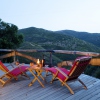 Ein Glas Rotwein und den traumhaften Blick genießen - beim Luxus-Camping in Portugal.