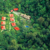 Die Lodge von oben, von Regenwald umgeben