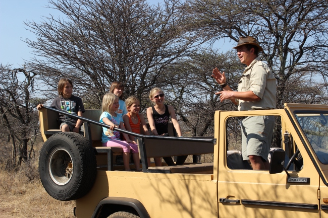 Familien mit Kindern sind herzlich willkommen: Unsere kinderfreundlichen Urlaubsangebote bestehen aus viel Wildlife, kurzen Fahrten, Familienangeboten und kindgerechten Aktivitäten. - Namibia - 