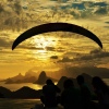 Sonnenuntergang in Niterói mit Blick auf Rio. Wer will, kann mit dem Gleitschirm über die Guanabarabucht fliegen.