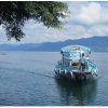 Das hauseigene Boot des Gästehauses auf dem Lake Toba