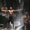 Im Wasserfall duschen im Tijuca-Wald