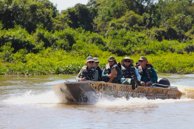 Nur per Boot erreicht man ein abgelegenes Gebiet wo man mit etwas Glück einen Jaguar sichten kann - Brasilien - 