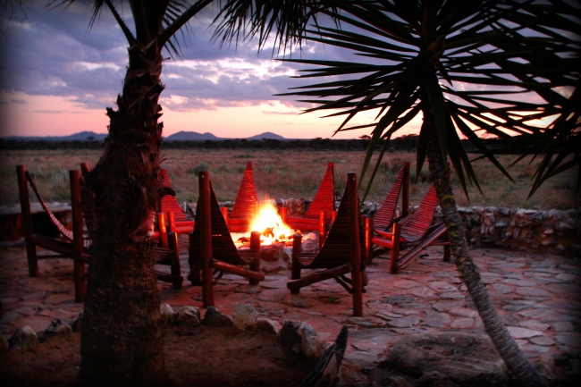 Mit einem erfrischenden Sundowner den Sonnenuntergang an der Feuerstelle genießen ... - Namibia - 