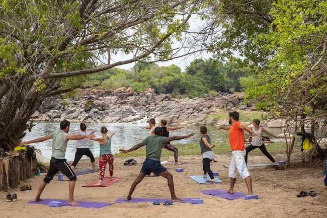 Yoga am Fluss - Sambia - 