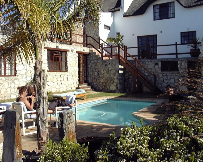Poolansicht mit unserem schönen Natursteinhaus im Hintergrund - Südafrika - 