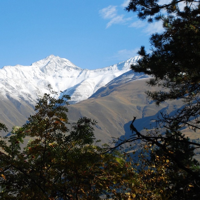 Die schneebedecken Berge bieten ein eindrucksvolles Panorama  - Georgien - 