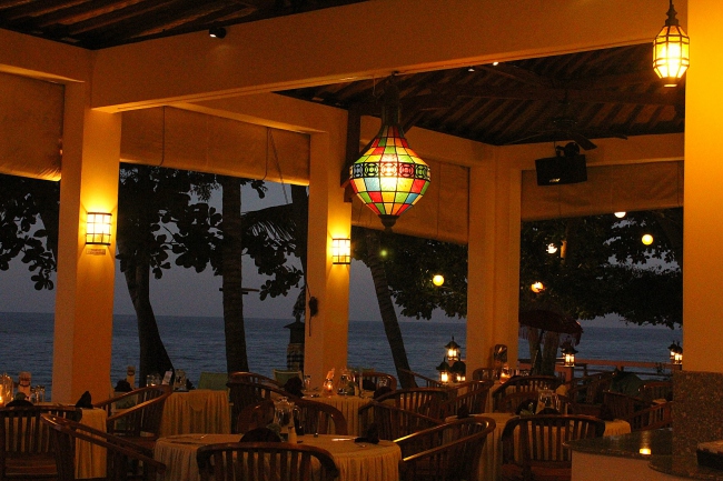 Baruna - das Restaurant in tropische Nacht am Meer - Indonesien - 
