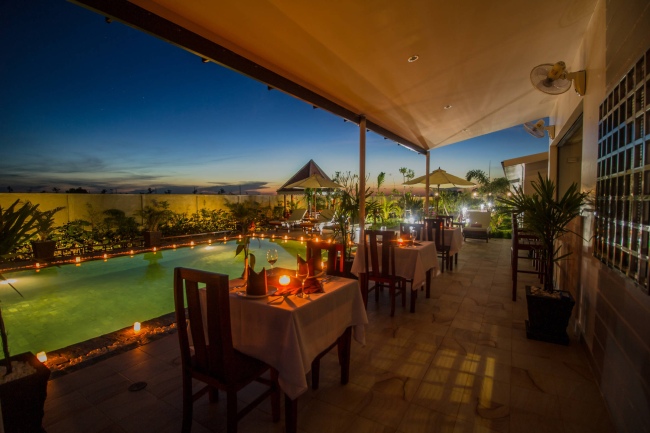 Auf unserer Terrasse am Pools servieren wir Ihnen ein Dinner à la carte  - Kambodscha - 
