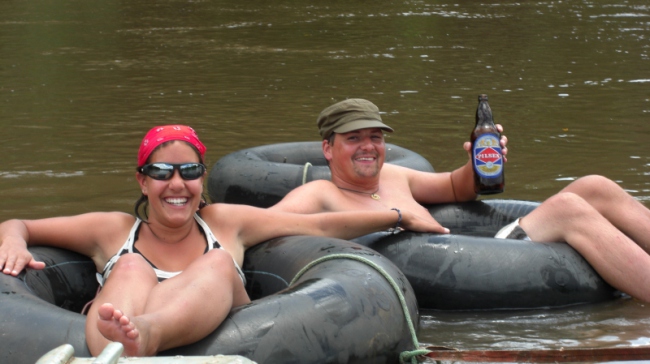 Entspanntes Treiben und Baden im Fluß mit Gummireifen - Paraguay - 