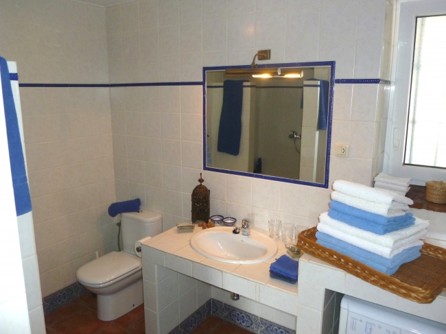 Badezimmer mit Waschbecken, WC, Bidet, großer Duschecke und Waschmaschine. - Spanien - 