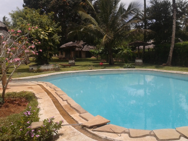Im großzügig angelegten Pool mit einer Tiefe von 1,50 m bis 3,00 m können Sie nach Herzenslust baden und tauchen - Kenia - 