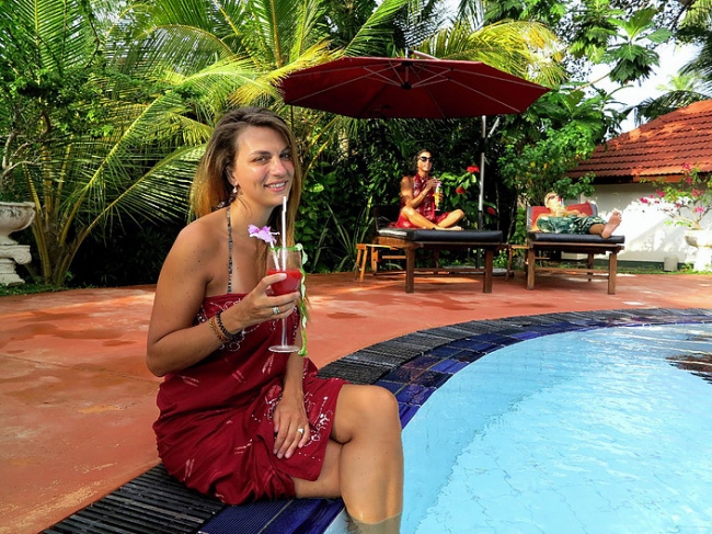 Relaxen am Pool mit frisch gespressten Säften - Sri Lanka - 