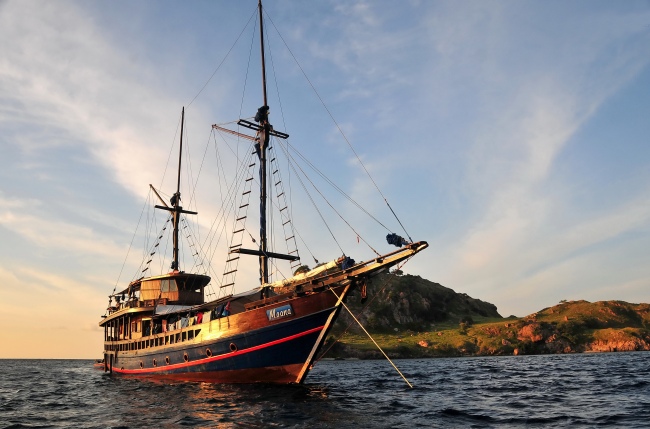 Unser Schiff im romantischen Sonnenlicht - Indonesien - 