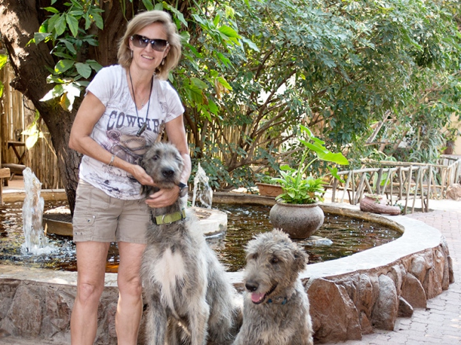 Gastgeberin Gabi mit zwei ihrer Hunde - Botswana - 