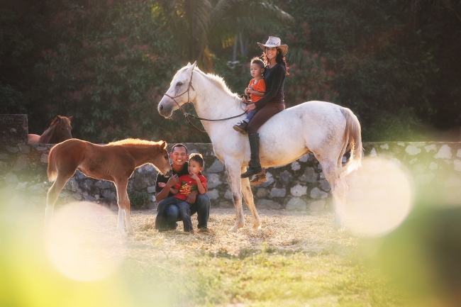 Anna und ihre Familie - auch ihr Mann Havedz ist ausgebildeter Pferdetrainer und Reitlehrer - Indonesien - 