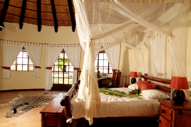 Liebevoll eingerichtete Zimmer mit stilvollen Details und reetgedeckten Dächern - Bäder mit Oryhörnern als Handtuchhalter, Natursteinen in Dusche und Waschbecken uvm. - Namibia - 