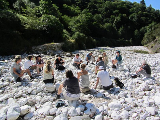 Jeder Teilnehmer sucht seinen eigenen Marmorstein im Fluss. Vorab wird besprochen, worauf es ankommt. - Italien - 