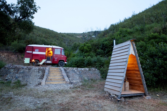 Luxus-Camping im Wohnwagen - ein ehemaliger Rettungswagen der Feuerwehr - Portugal - 