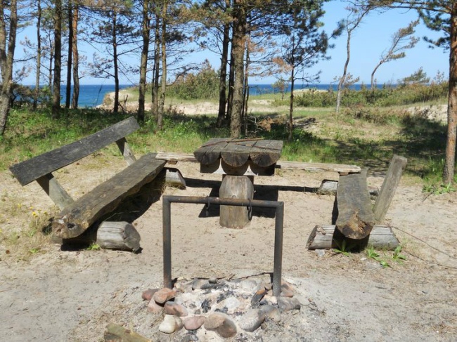 Picknickort mit Feuerstelle an der Ostsee in Kurzeme - Lettland - 