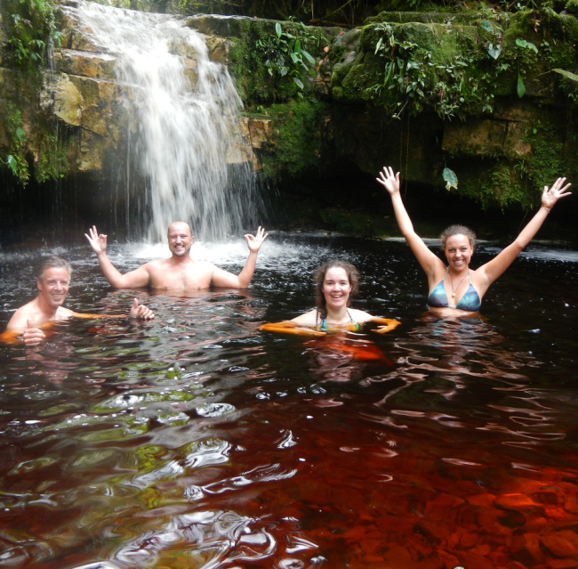Baden in einem Fluss mit rotem Wasser mitten im Regenwald - Ecuador - 