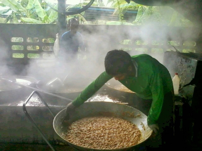 Auf dem Floating Market - Zuschauen beim Palmzucker kochen - Thailand - 