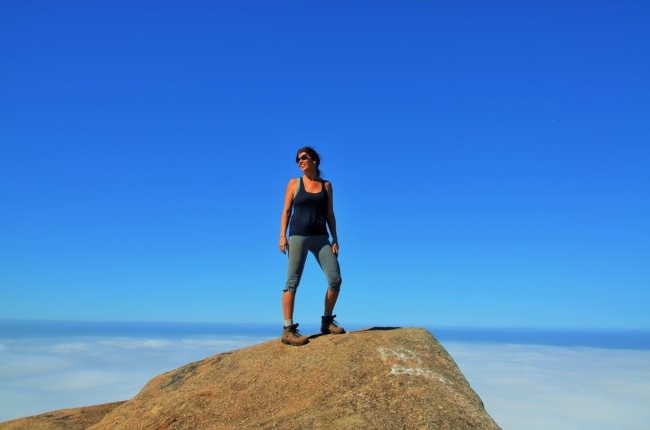 Über den Wolken - Annette auf dem Pedra da Gávea in Rio - Brasilien - 