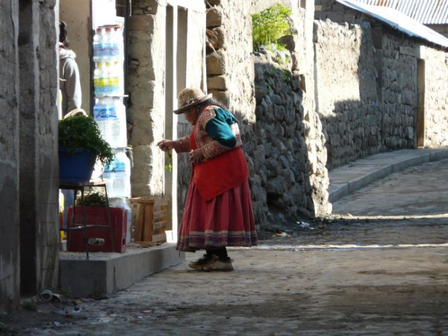 Dorfleben in Cabanaconde, Peru. Auf unseren Reisen versuchen wir stets, möglichst nah an Menschen und Landeskultur heranzukommen. - Bolivien - 