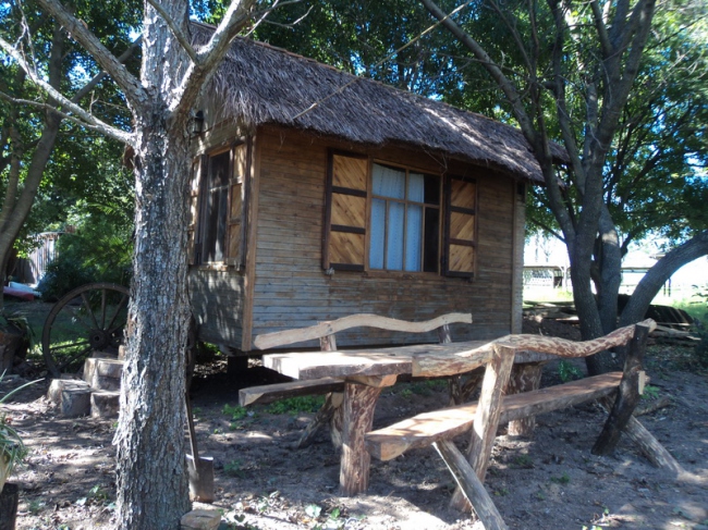Casa Avocado: Holzhaus auf Beinen mit Badezimmer, Ehebett, Deckenventilator und Klimaanlage. Außen: Tisch, Bänke und Grill - Paraguay - 