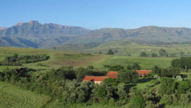 Unsere Unterkünfte liegen herrlich am Fuße von Champagne Castle, dem zweitgrößten Berg der Drakensberge - Südafrika - 