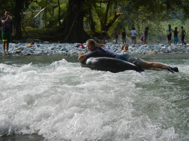 Tubing im Fluss - ein erfrischender Spaß für alle - Ecuador - 