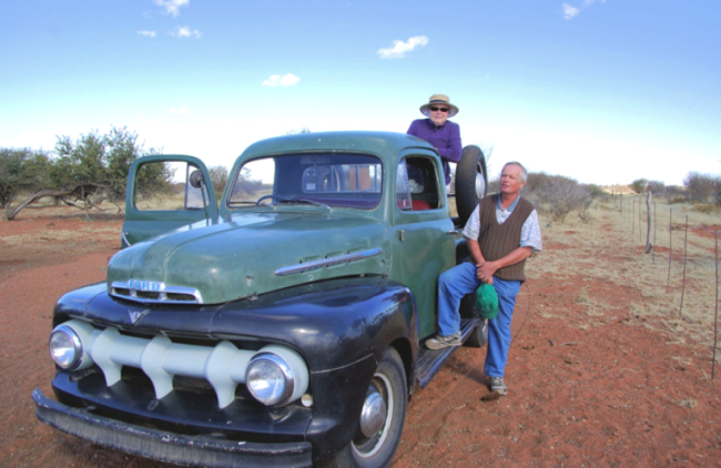 Rainer mit seinem alten Ford auf Farmrundfahrt - Namibia - 