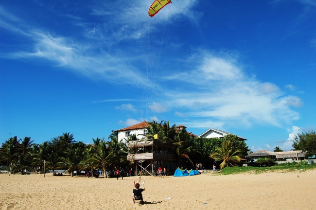 Strand mit Blick aufs Hotel - Sri Lanka - 