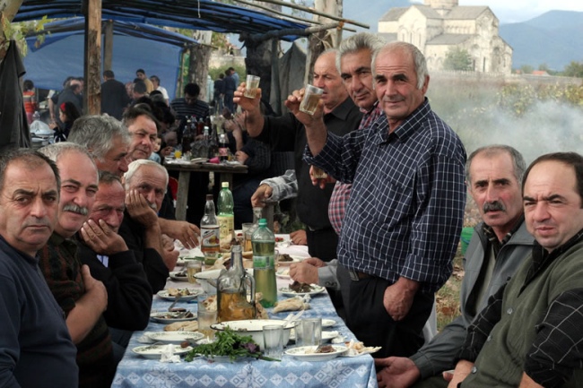 Kulturreise Frühstück im Kaukasus - Hier an einer georgischen Tafel in Kachetien - Georgien - 