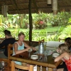 Das offene Restaurant mit Blick in den tropischen Garten