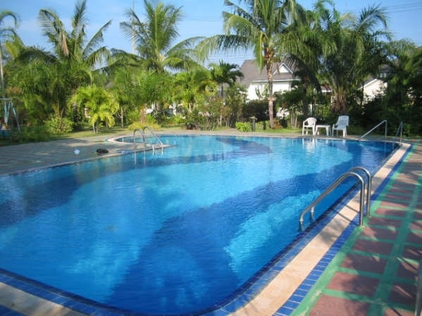 An einem heißen Tag bringt unser großer Pool die passende Abkühlung - Thailand - 