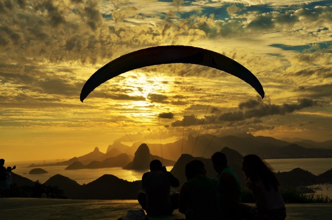 Sonnenuntergang in Niterói mit Blick auf Rio. Wer will, kann mit dem Gleitschirm über die Guanabarabucht fliegen. - Brasilien - 