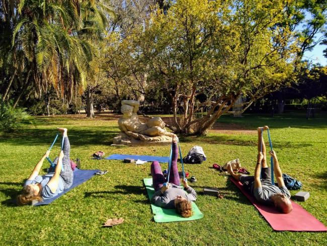 Yogaklasse im Park in Sevilla - Spanien - 