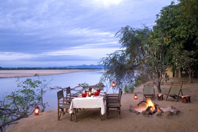 Ein Dinner direkt am Fluss werden Sie auch hier nicht vergessen - Sambia - 
