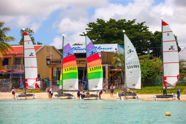 Zusammen mit anderen kann man Segelausflüge in andere Buchten machen und bei einem Beach House eine Mittagspause machen - Mauritius - 