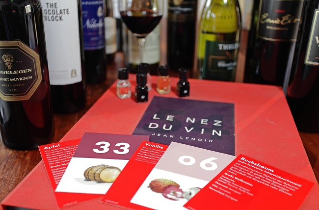 Weinprobe mit 3 Rot- und 2 Weissweinen aus Kap-Winzereien und Aromalehre - Namibia - 