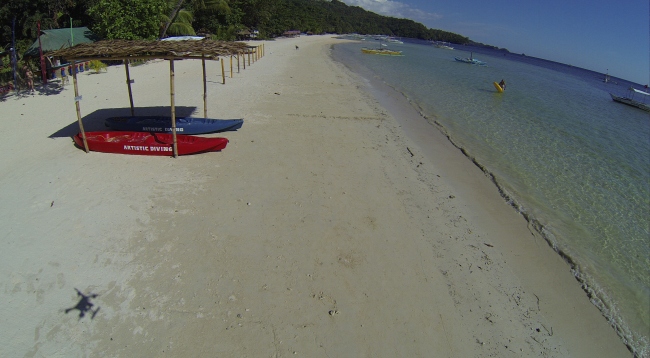 Mit unseren Kayaks lässt sich die geschützte Bucht wunderbar erkunden - Philippinen - 