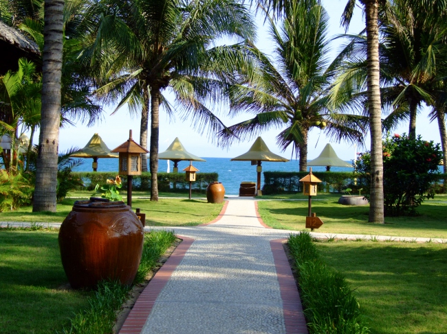 Pfad zum Strand durch den tropischen Garten - Vietnam - 