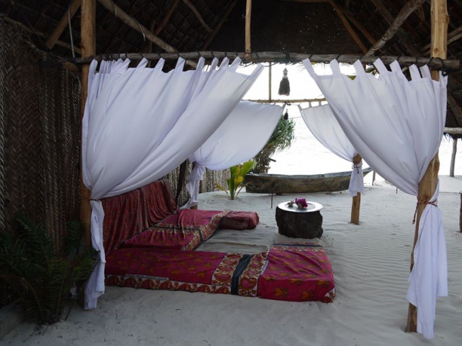 Kuschlige Loungebetten laden zum Entspannen ein - Tansania - 