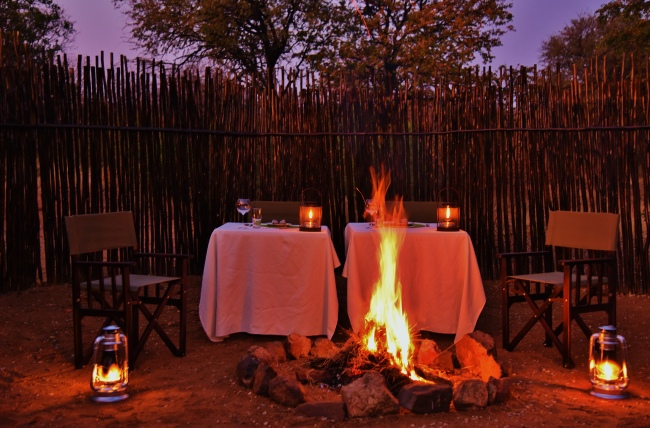 Candle Light Dinner mit Lagerfeuer und Grillenzirpen - Südafrika - 