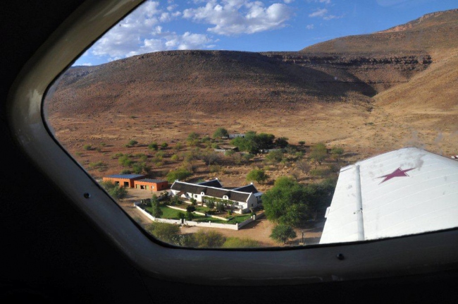 Blick auf das 200 Jahre alte Farmhaus aus der Luft - Südafrika - 