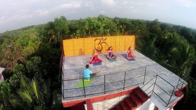 Yoga-Plattform mit Blick aufs Meer bis zum Horizont - Sri Lanka - 