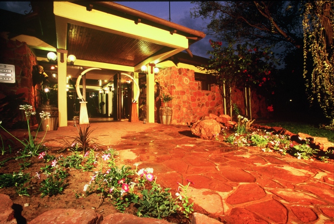 Der Lodge-Eingang am Abend - Namibia - 