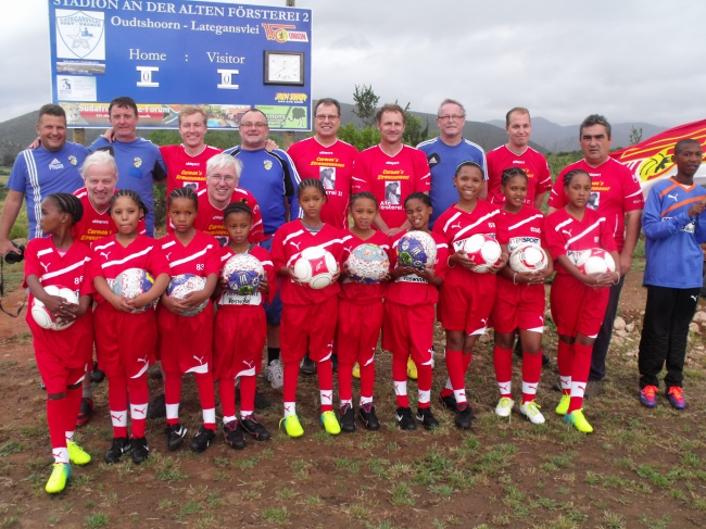 Wir engagieren uns für die afrikanischen Kids, trainieren regelmäßig und organisieren Fußball-Turniere - Südafrika - 